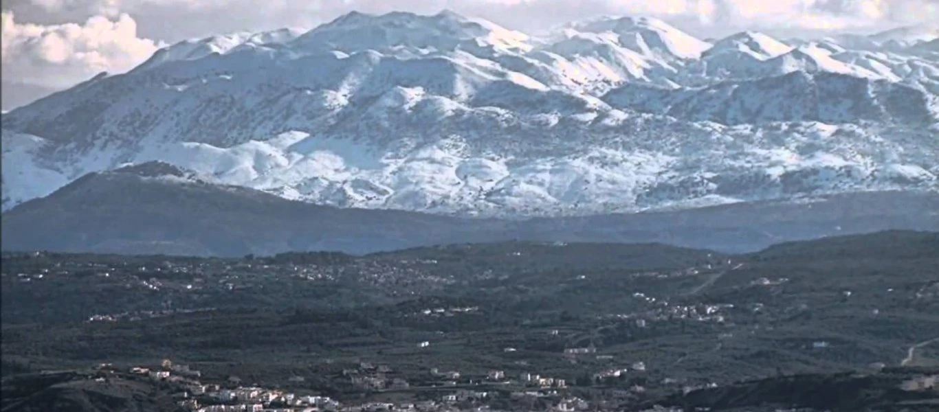 Μποτιλιάρισμα, ρακί και χιονοπόλεμος στον Ψηλορείτη (βίντεο)